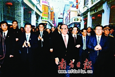 2000年2月，江澤民在深圳羅湖區(qū)東門商業(yè)步行街考察?！≠Y料圖片.jpg