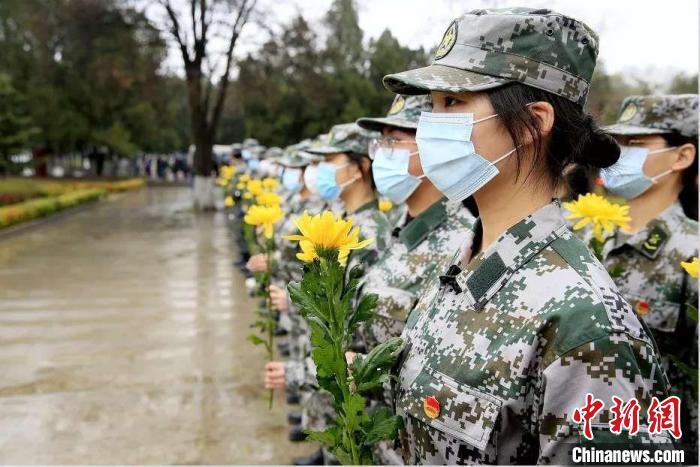 2021年4月3日，武警女兵在蘭州烈士陵園祭奠烈士。　甘肅省退役軍人事務(wù)廳供圖 攝