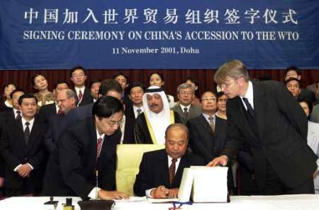 中國代表團團長石廣生于當?shù)貢r間2001年11月11日晚在多哈簽署中國入世議定書。.jpg