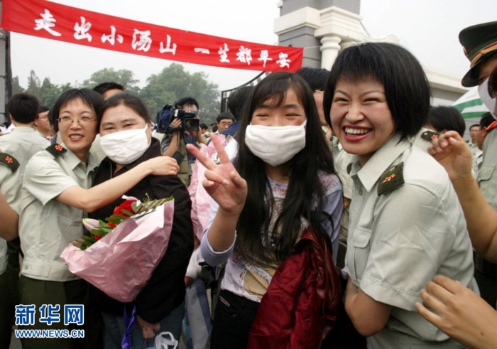 2003年6月20日，小湯山醫(yī)院的最后一批非典治愈者出院時與醫(yī)務人員深情告別。新華社記者王建民攝.jpg