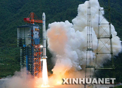 10月24日18時05分，搭載著我國首顆探月衛(wèi)星嫦娥一號的長征三號甲運載火箭在西昌衛(wèi)星發(fā)射中心三號塔架點火發(fā)射。新華社記者李剛攝.jpg
