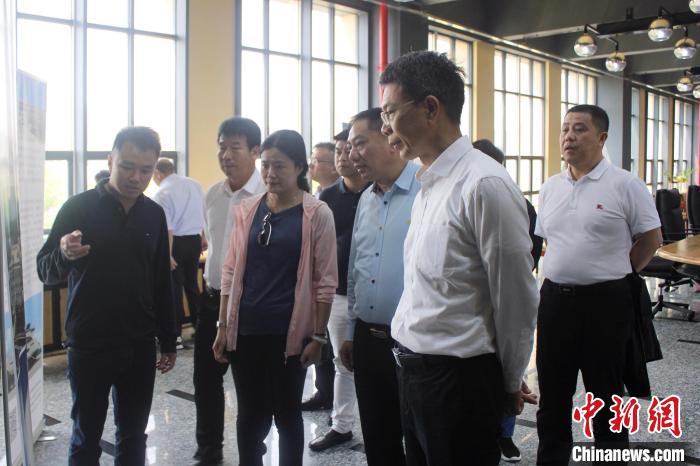 圖為參觀廣東紳威游艇有限公司。　林榕生 攝