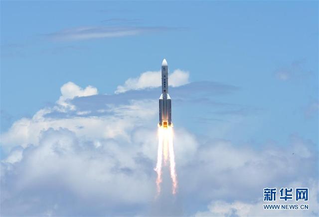 2020年7月23日12時41分，我國在海南島東北海岸中國文昌航天發(fā)射場，用長征五號遙四運載火箭將我國首次火星探測任務“天問一號”探測器發(fā)射升空，飛行2000多秒后，成功將探測器送入預定軌道，開啟火星探測之旅，邁出了我國自主開展行星探測的第一步。 新華社記者 才揚 攝.jpeg
