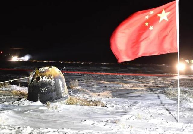 12月17日凌晨，嫦娥五號返回器攜帶月球樣品，采用半彈道跳躍方式再入返回，在內蒙古四子王旗預定區(qū)域安全著陸。新華社記者 任軍川 攝.jpeg