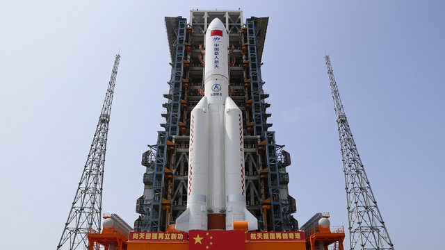 4月23日，中國空間站天和核心艙與長征五號B遙二運載火箭組合體已轉運至發(fā)射區(qū)。（郭文彬 攝）.png