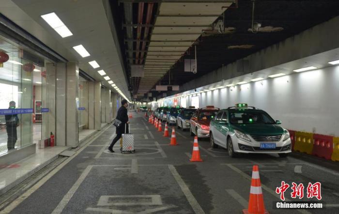 資料圖：一名乘客準(zhǔn)備乘坐出租車。<a target='_blank' href='http://www.chinanews.com/'>中新社</a>記者 商澤陽 攝