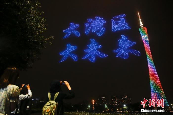 4月19日晚，1000架無人機(jī)組成的天幕光影秀在廣州海心沙上空上演，用科技的方式描繪“大灣區(qū)、大未來”。 <a target='_blank' href='http://www.chinanews.com/'>中新社</a>記者 王駿 攝
