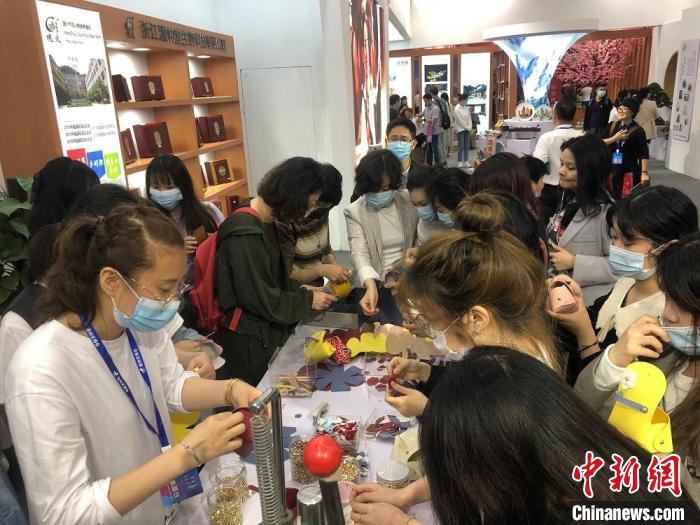 溫州文博會上，觀展者正在制作零錢包、小提包。　潘沁文 攝
