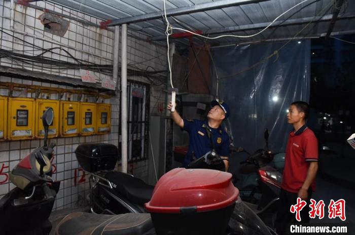 某小區(qū)電瓶車停放充電區(qū)域緊靠燃?xì)夤艿馈！?nèi)江消防供圖