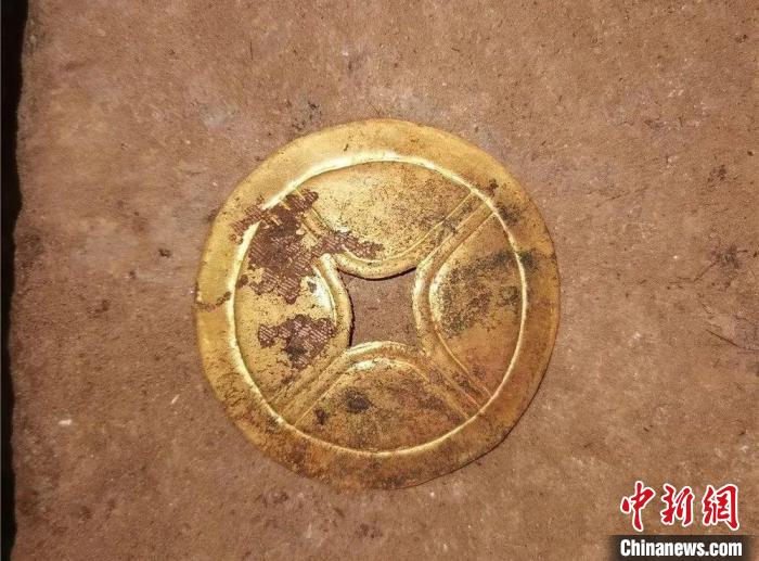 M3后室發(fā)現(xiàn)的金錢。　山西省考古研究院提供