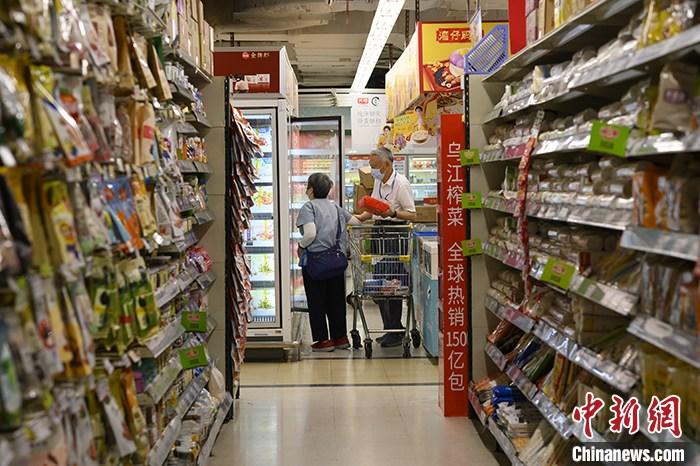 資料圖：消費者在超市選購商品。 <a target='_blank' href='http://www.chinanews.com/'>中新社</a>記者 陳楚紅 攝 