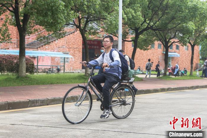 5月18日，劉鑫下課后騎車前往工作室?！⒘?攝