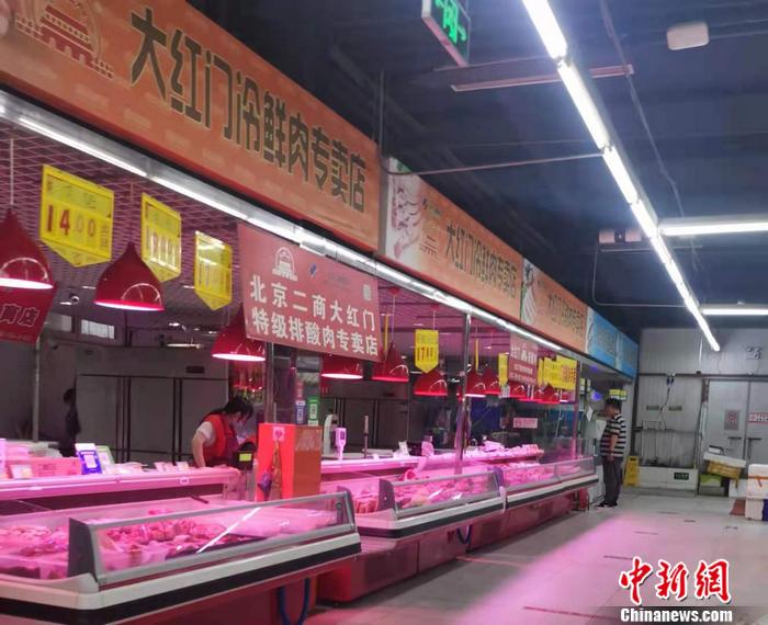 北京豐臺(tái)區(qū)一家菜市場(chǎng)內(nèi)的豬肉價(jià)格。 <a target='_blank' href='http://www.chinanews.com/' >中新網(wǎng)</a>記者 謝藝觀 攝
