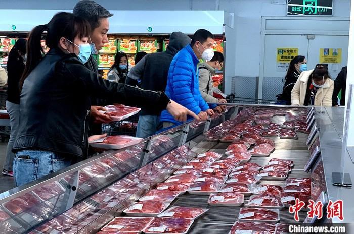 資料圖：福州市民在超市購(gòu)買豬肉。 <a target='_blank' href='http://www.chinanews.com/'>中新社</a>記者 王東明 攝
