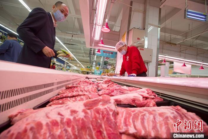 資料圖：消費(fèi)者正在選購(gòu)豬肉。<a target='_blank' href='http://www.chinanews.com/'>中新社</a>記者 張?jiān)?攝