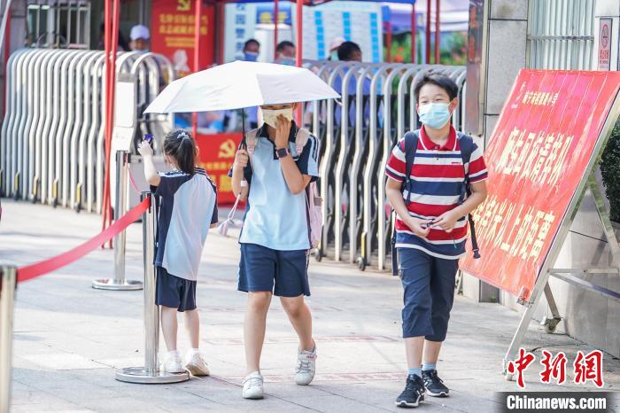 廣西南寧學生放學后離開校園。(資料圖) 陳冠言 攝