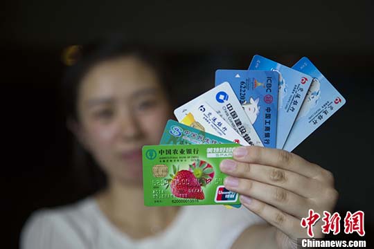 資料圖：警方查獲的銀行卡。河北省寧晉縣公安局供圖
