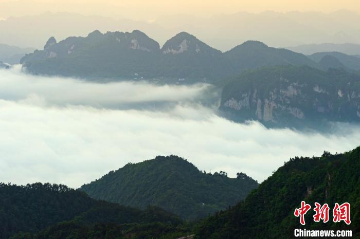 云霧飄渺的三峽庫區(qū)猶如仙境。　雷勇 攝