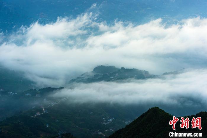 三峽庫區(qū)雨后云霧升騰?！±子?攝