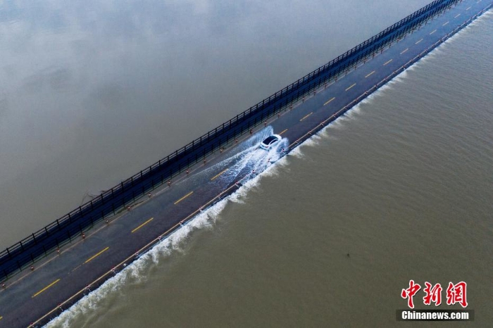 江西再現(xiàn)“水上公路” 目前已實行交通管制