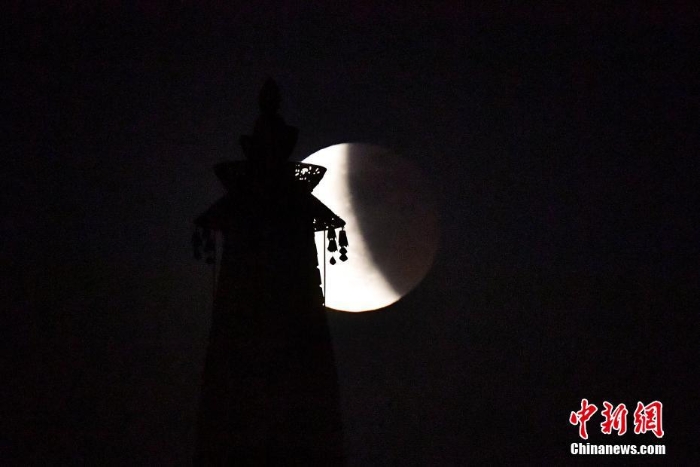 天涯共此時(shí) “超級(jí)月亮”現(xiàn)身全球多地夜空