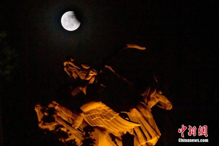 天涯共此時(shí) “超級(jí)月亮”現(xiàn)身全球多地夜空