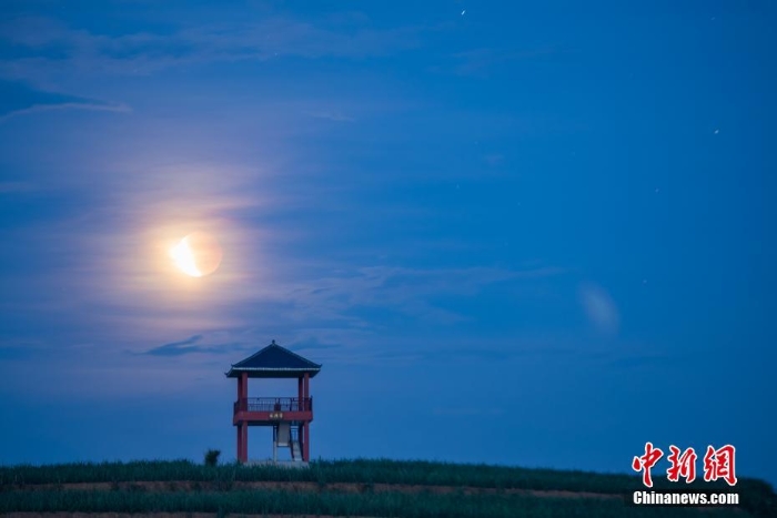 天涯共此時(shí) “超級(jí)月亮”現(xiàn)身全球多地夜空