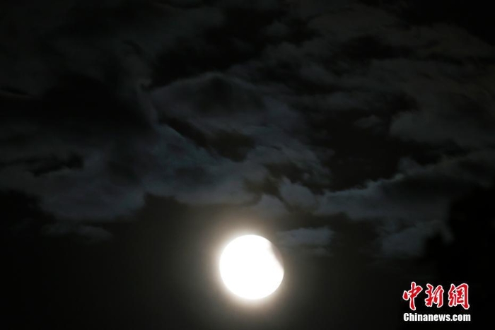 天涯共此時(shí) “超級(jí)月亮”現(xiàn)身全球多地夜空