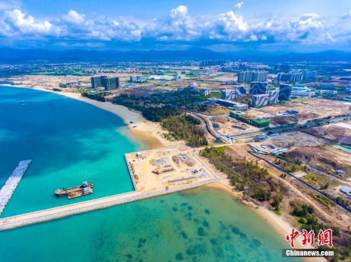 資料圖：航拍三亞崖州灣科技城各大項(xiàng)目正在加緊建設(shè)。 駱云飛 攝