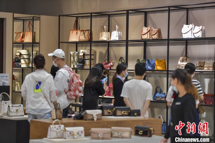資料圖：游客在?？谌赵聫V場免稅店選購免稅商品。
<a target='_blank' href='http://www.chinanews.com/'>中新社</a>記者 駱云飛 攝