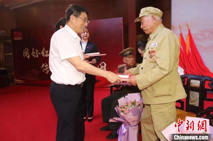 山東省暨濟南市“紅色基因在傳承—聽老兵講述英雄故事”活動6月5日在山東省圖書館舉行?！⊥跽?攝