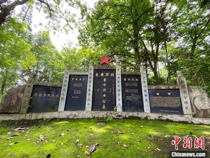 官渡鎮(zhèn)革命烈士公墓?！⊥蹶魂?攝