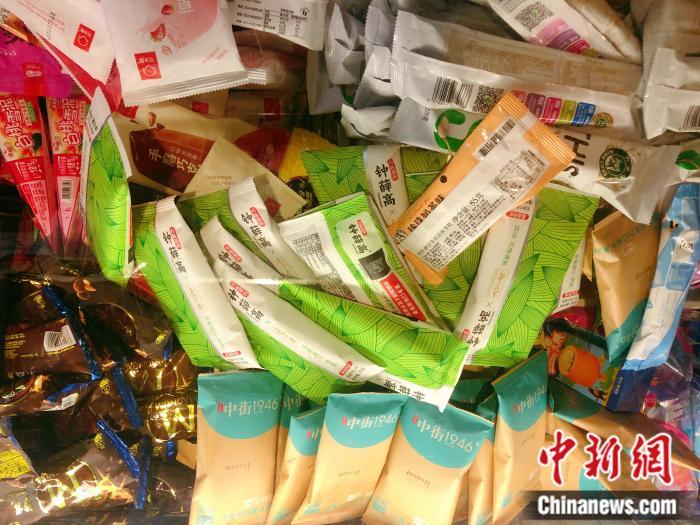 資料圖：便利店冷柜里的鐘薛高和其他網(wǎng)紅雪糕們。 <a target='_blank' href='http://www.chinanews.com/' >中新網(wǎng)</a> 左宇坤 攝