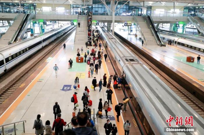 資料圖：旅客在武漢火車站站臺(tái)準(zhǔn)備乘坐高鐵列車。 圖片來(lái)源：視覺(jué)中國(guó)