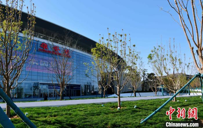 京雄城際鐵路雄安站配套工程———新月公園正式建成并開園迎客。　中鐵十二局集團供圖