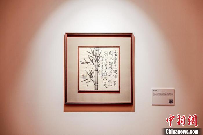 《竹雀書法》是徐悲鴻創(chuàng)作中很罕見的繪畫與書法相結合的作品。　徐悲鴻美術館供圖