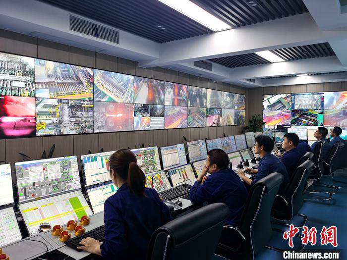 華菱湘鋼五米寬厚板廠智慧中心里的工人。<a target='_blank' href='http://www.chinanews.com/' >中新網(wǎng)</a>記者 李金磊 攝