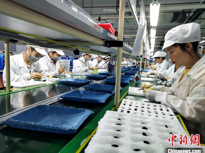 資料圖：正在生產(chǎn)耳機(jī)的工人。<a target='_blank' href='http://www.chinanews.com/' >中新網(wǎng)</a>記者 李金磊 攝