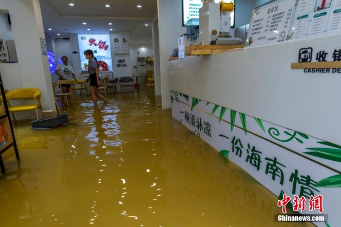 受南海熱帶低壓影響 ?？谟┯晔袇^(qū)多路段積水