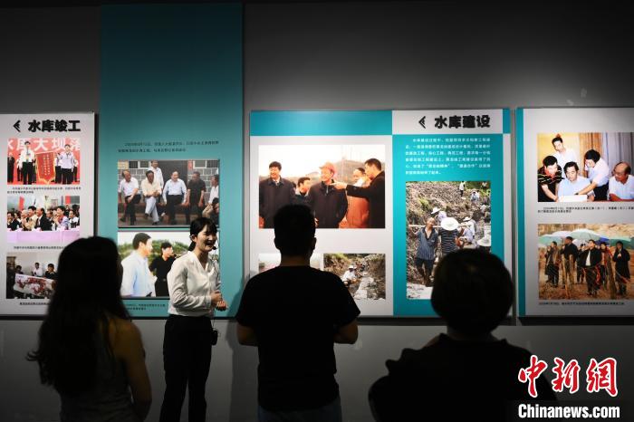 6月24日，四川遂寧，盟遂合作陳列館工作人員向媒體記者介紹黑龍凼水庫建設(shè)的歷史?！埮d龍 攝