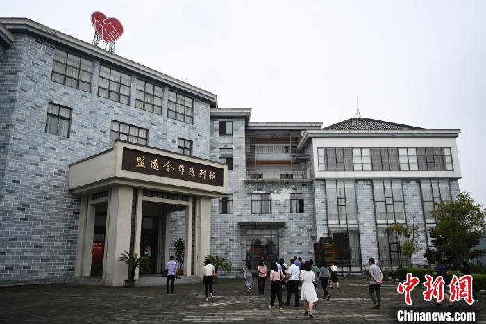 6月24日，媒體記者走進位于四川遂寧的盟遂合作陳列館參觀。　張興龍 攝