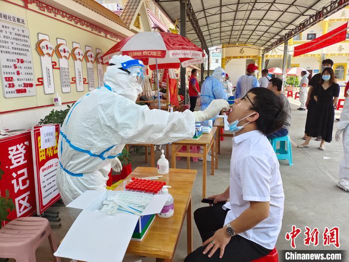 圖為7月10日，瑞麗市卯相社區(qū)居民進行核酸檢測?！№n帥南 攝