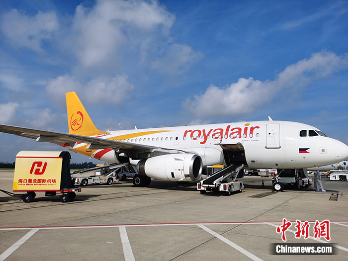 圖為執(zhí)飛該航線的空客A319飛機(jī)在美蘭機(jī)場(chǎng)等待裝載貨物。 <a target='_blank' href='http://www.chinanews.com/'>中新社</a>發(fā) ?？诿捞m國(guó)際機(jī)場(chǎng) 供圖