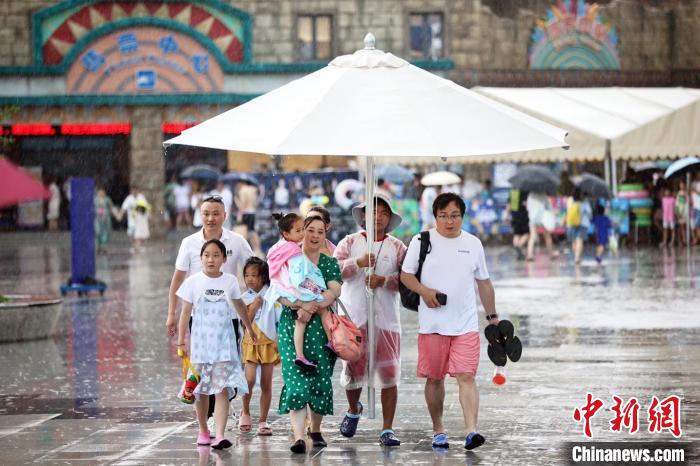 大傘底下好躲雨?！°蟛?攝