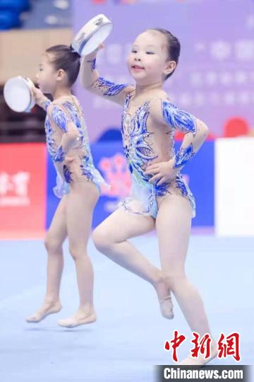 孩子們炫酷的體操表演收獲了不少叫好聲?！●R世軒 攝