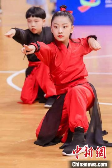 基礎(chǔ)的體操練習(xí)就是伸、轉(zhuǎn)、跳、跑、蹲等最符合生活形態(tài)的自然動(dòng)作?！〗妖?攝