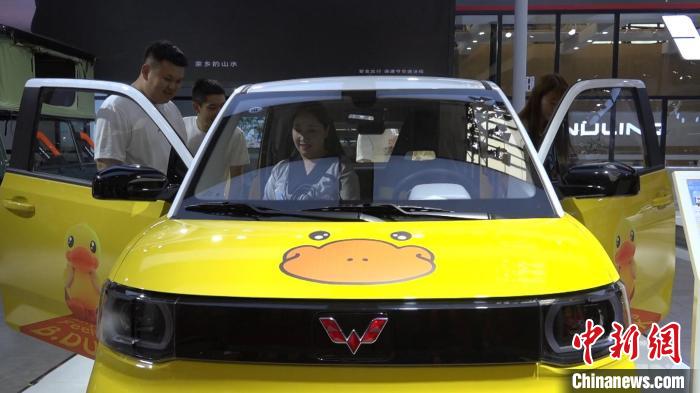 自帶“網(wǎng)紅”標(biāo)簽的車型深受年輕人喜愛?！问㈤?攝