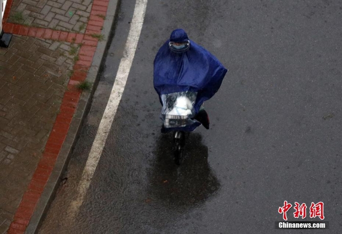 北京遇今年汛期最強降雨 市民冒雨出行