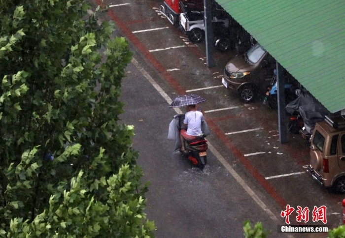 北京遇今年汛期最強降雨 市民冒雨出行
