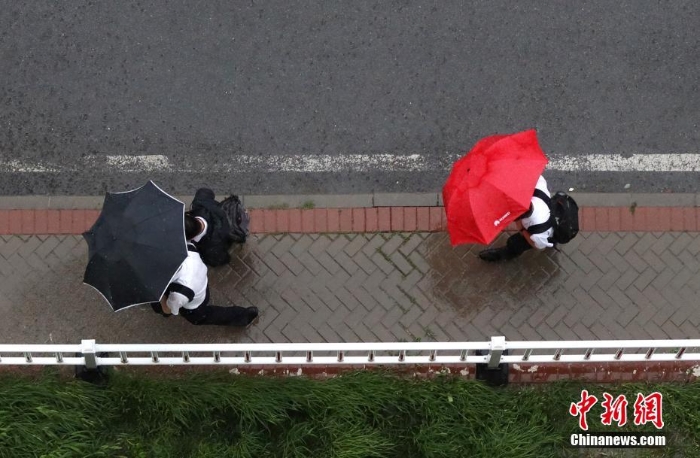北京遇今年汛期最強降雨 市民冒雨出行